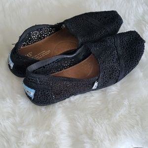 Toms black lace flats